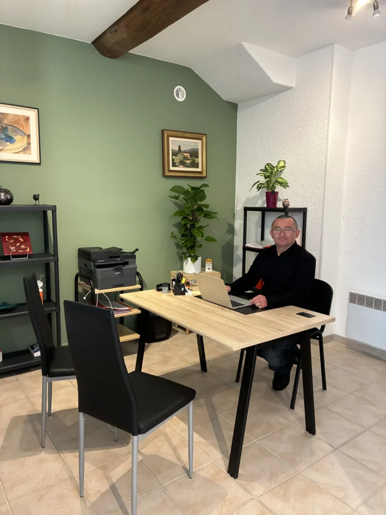 Bureau d'accueil des familles dans une agence de pompes funèbres.