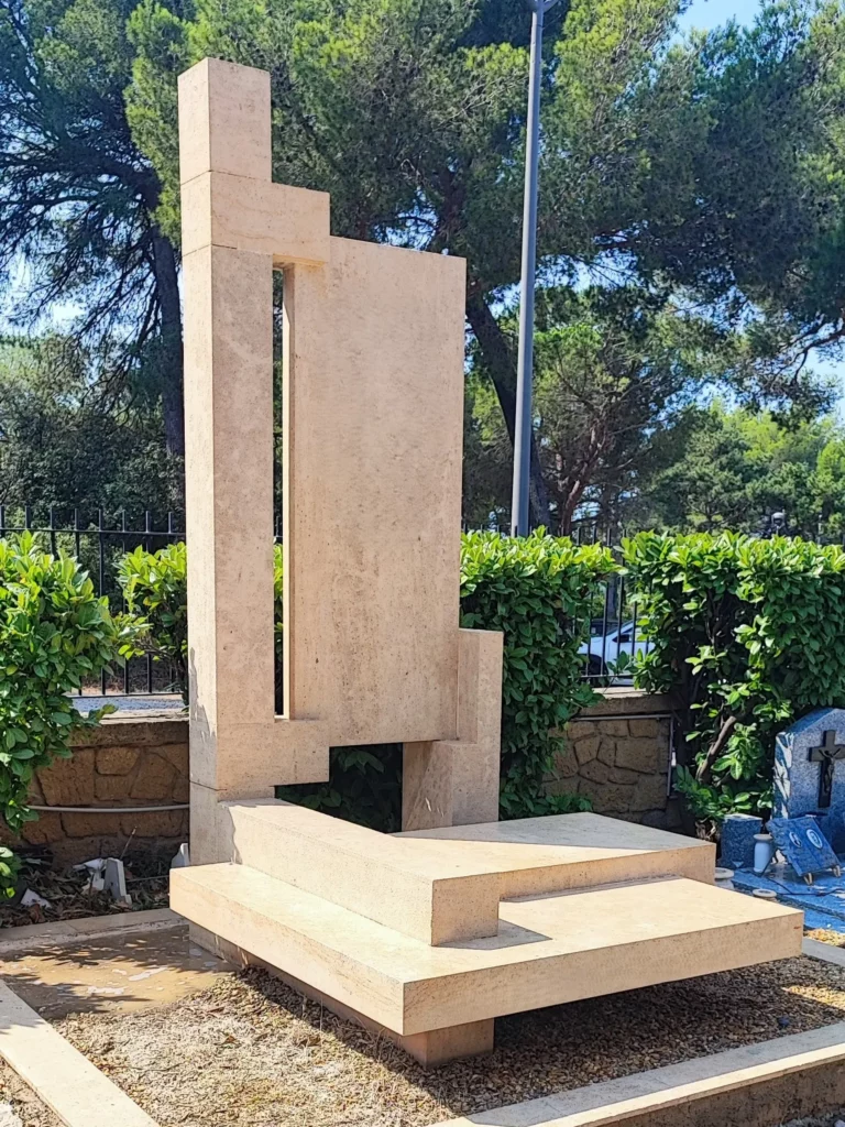 Monument funéraire contemporain en pierre claire entièrement rénové et nettoyé.